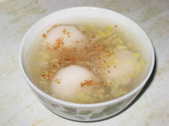 Bánh chay có nguyên liệu bột như bánh trôi, tuy nhiên, bánh này có kích thước to hơn...