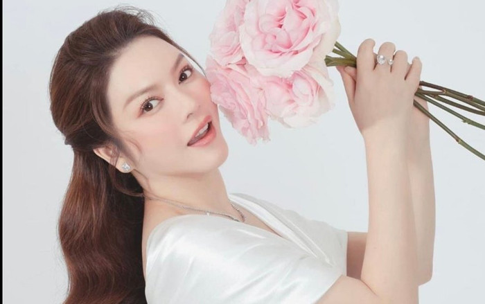 Sau tin đồn yêu Hồ Quang Hiếu, Lý Nhã Kỳ bất ngờ nhận hoa từ người giấu tên Ảnh 2