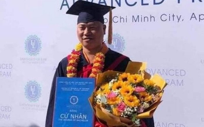 Sự thật về vụ việc 'sư thầy ăn thịt chó' mặc áo cử nhân, tốt nghiệp ĐH Luật TP.HCM? Ảnh 2