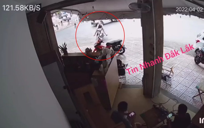 Clip: Cô gái lao như bay tông thẳng vào quán cà phê, hành động của tài xế ô tô sau đó gây bức xúc Ảnh 2