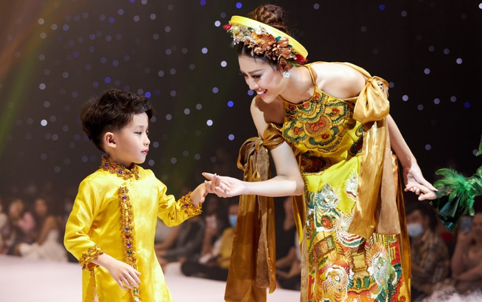 Khánh Vân sải bước catwalk cùng mẫu nhí, thần thái ra sao mà ai cũng trầm trồ? Ảnh 2