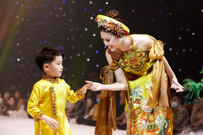 Khánh Vân sải bước catwalk cùng mẫu nhí, thần thái ra sao mà ai cũng trầm trồ? Ảnh 7