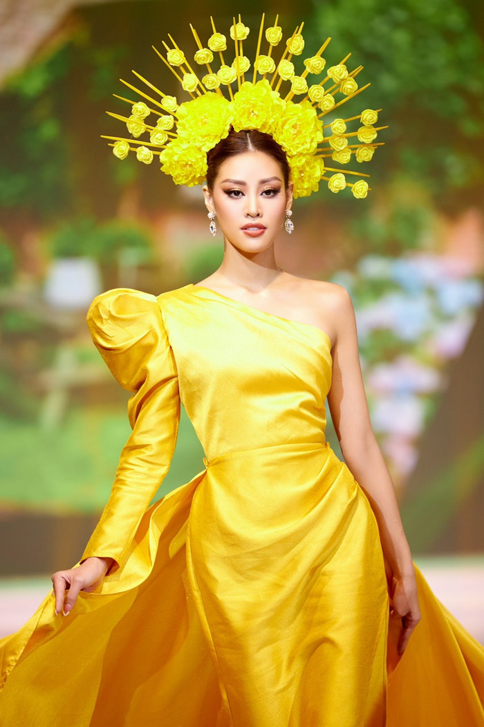 Khánh Vân sải bước catwalk cùng mẫu nhí, thần thái ra sao mà ai cũng trầm trồ? Ảnh 9