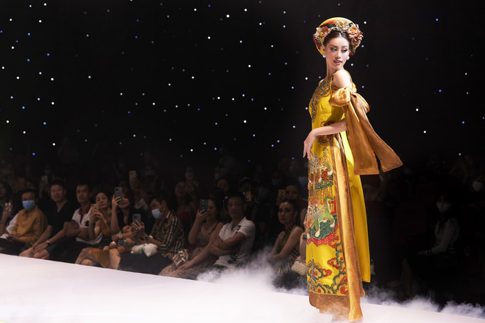 Khánh Vân sải bước catwalk cùng mẫu nhí, thần thái ra sao mà ai cũng trầm trồ? Ảnh 5