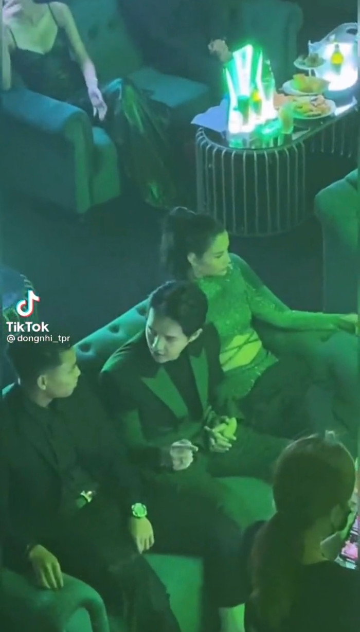 Trò chuyện cùng bạn bè tại sự kiện, Ông Cao Thắng vẫn nắm chặt tay Đông Nhi không rời Ảnh 2