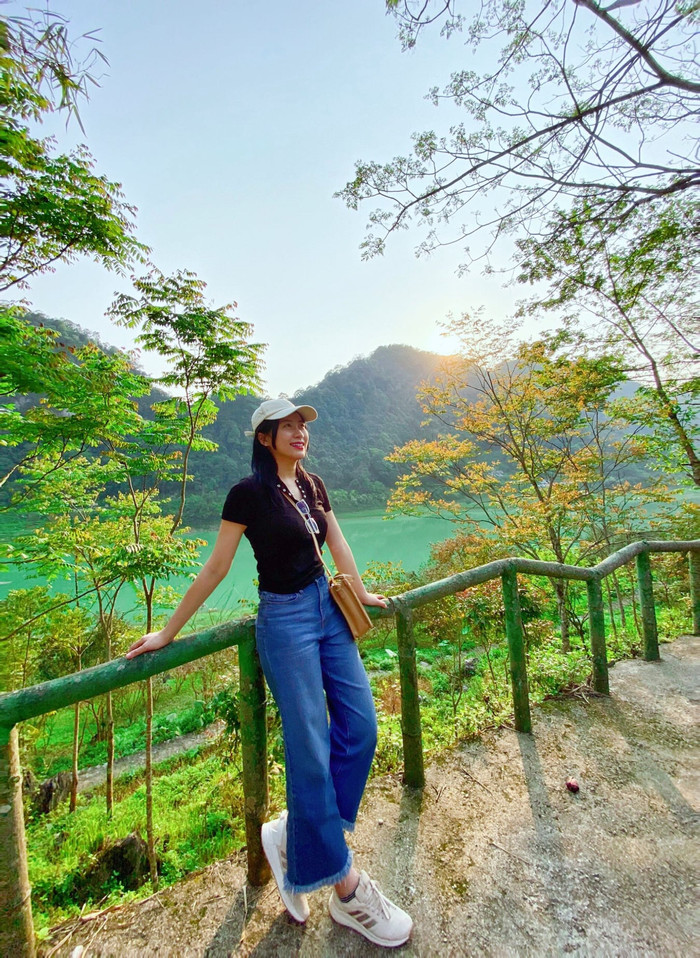 Điểm tham quan Hồ Thang Hen rộng thoáng, tha hồ điểm dừng chân nghỉ ngơi và check in.