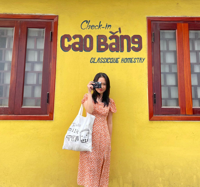 Check in bức tường vàng huyền thoại.