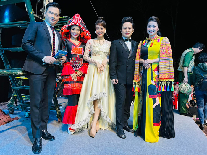 Không ít khán giả trêu đùa nam ca sĩ diện bộ vest này nhìn đẹp trai hơn hẳn!