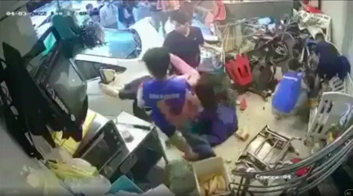 Chiếc xe lao thẳng vào tiệm bánh mì