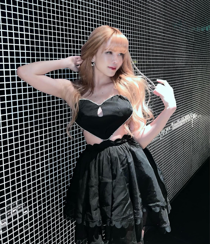 Thậm chí khi lên hình, cô nàng không cẩn thận để lộ vết nhăn nhúm của trang phục đến mức netizen 'phát cáu' nói rằng: 'Rồi một ngày báo sẽ viết về cách ăn mặc của chị'.  