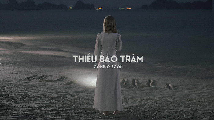 MV lần này có vẻ là một bản ballad nhẹ nhàng nên Thiều Bảo Trâm chọn lựa một phong cách cũng không khác mấy so với cô ngày thường. 