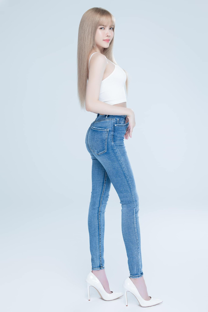 Ngàn năm như một, quần jeans áo thun là món đồ mà nữ ca sĩ yêu thích. Nếu cô nàng đã chọn một outfit đơn giản, Thiều Bảo Trâm nên nhấn nhá thêm chút phụ kiện để trông nổi bật hơn. 