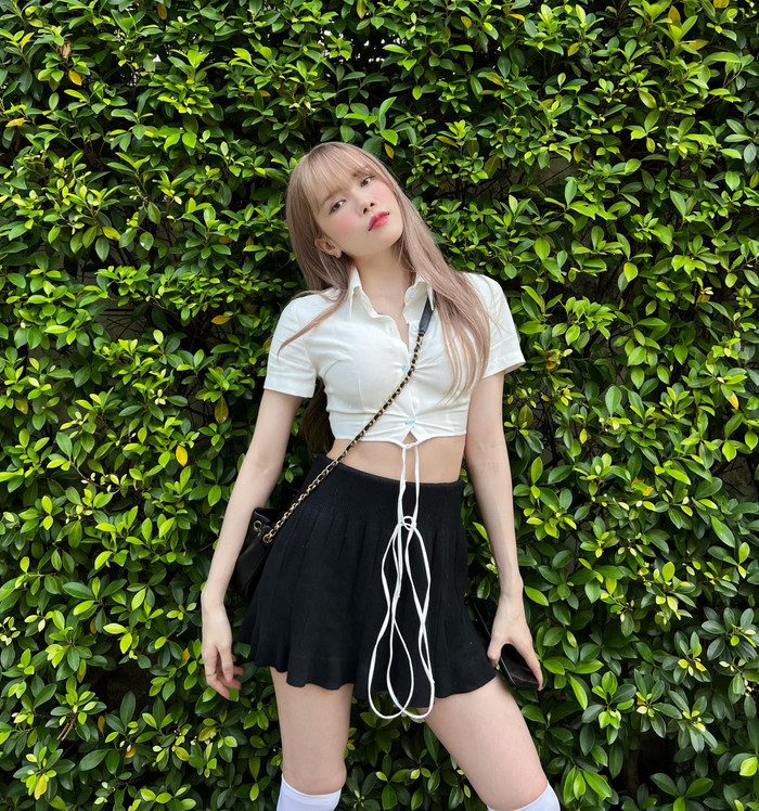 Dù đã 28 tuổi nhưng Thiều Bảo Trâm luôn muốn 'cưa sừng làm nghé' với dáng vẻ như một học sinh cấp 3. Outfit này nếu được sử dụng vào 5 năm trước có lẽ sẽ hợp thời.