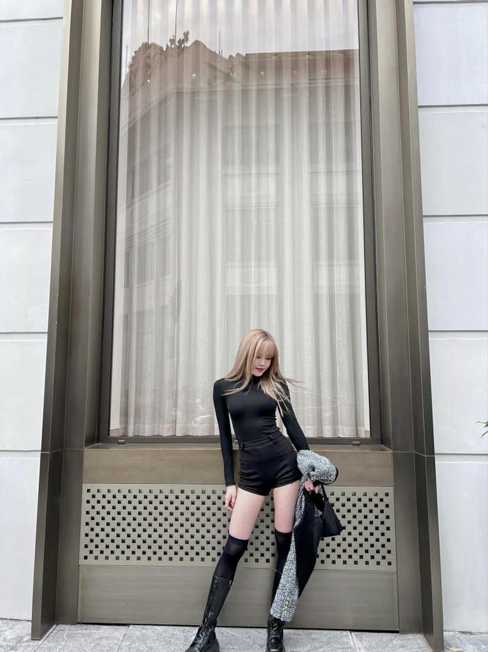 Từ lúc xảy ra drama, cô thường xuyên sử dụng các gam màu trắng đen để phối đồ. Có lẽ điều này chứng tỏ cô đang thực sự không vui vẻ mấy với hiện tại. 