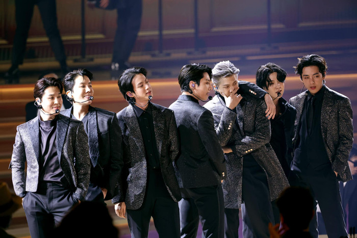 Sân khấu trình diễn của BTS tại Grammy 2022 khiến fan rần rần.
