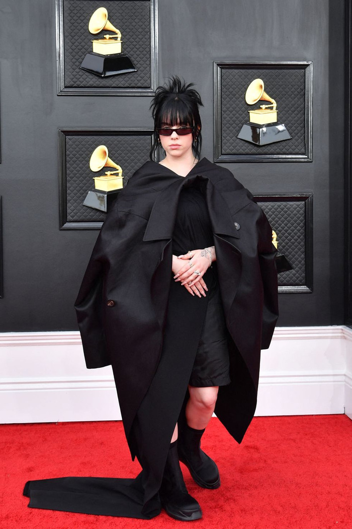 Billie Eilish như chìm nghỉm giữa một đống vải vóc nặng trịch.