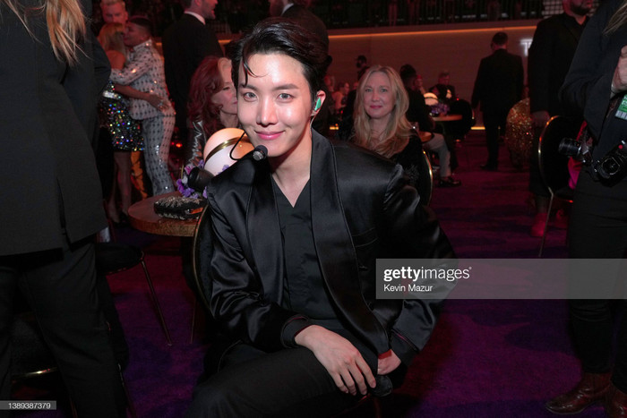 Trên sân khấu J-Hope đã không may trượt chân, nhưng anh chàng đã khắc phục sự cố một cách chuyên nghiệp