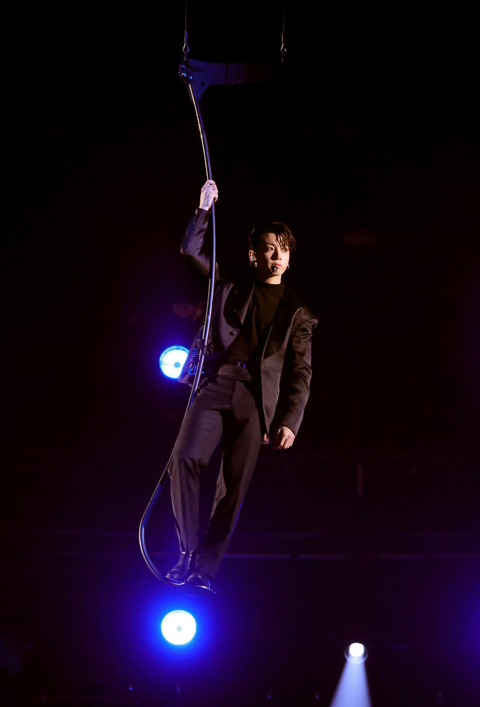 Em út Jungkook đã có màn đu dây đầy ấn tượng 