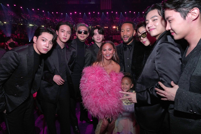 Vợ chồng John Legend vui vẻ tạo dáng cùng 7 thành viên điển trai