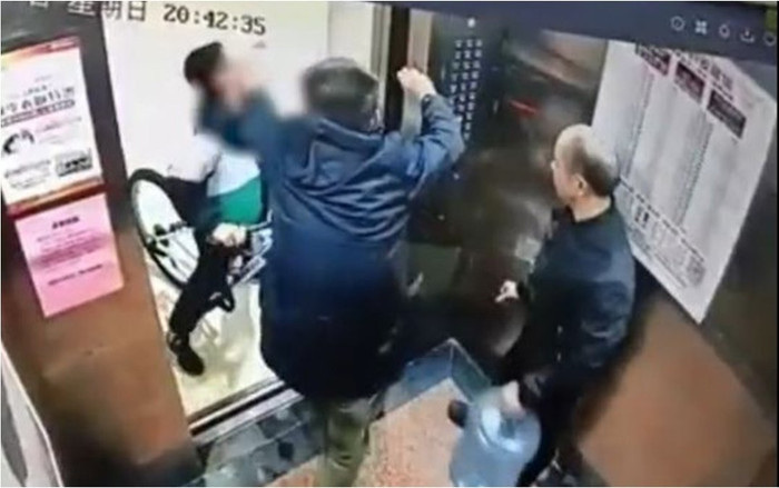 Người đàn ông lao vào đánh đứa trẻ vì mang xe đạp vào thang máy, phản ứng của phụ huynh mới đáng nói Ảnh 2