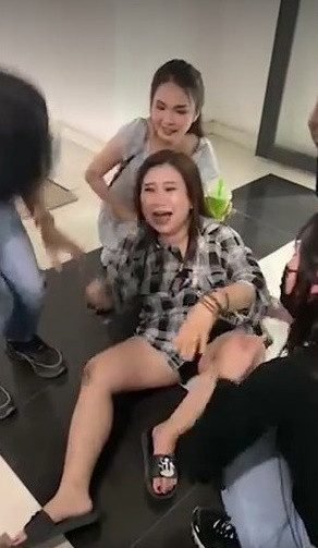 Cùng hát lên nào: Hot TikToker Chang Thái Lan té 'sấp mặt' ở hậu trường phải nhờ ê-kíp hỗ trợ Ảnh 3