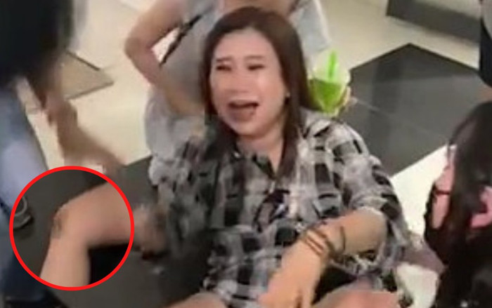 Cùng hát lên nào: Hot TikToker Chang Thái Lan té 'sấp mặt' ở hậu trường phải nhờ ê-kíp hỗ trợ Ảnh 2