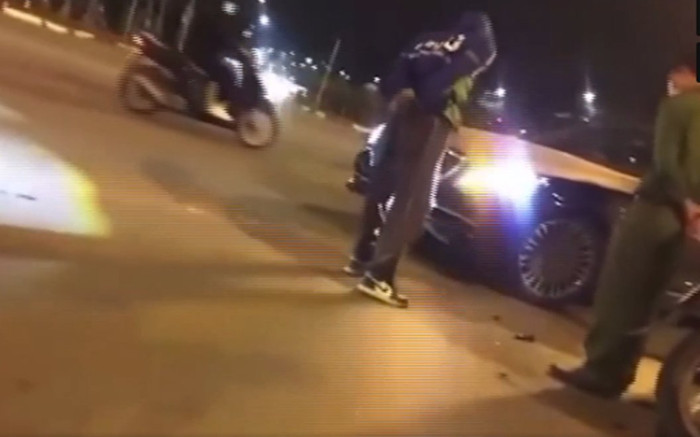 Xảy ra va chạm, nam thanh niên bị tài xế Mercedes mắng xối xả: 'Bán cả cái SH chưa chắc đã sửa được' Ảnh 2