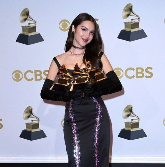 Hình ảnh của Olivia Rodrigo bên những chiến kèn vàng tại Grammy 2022