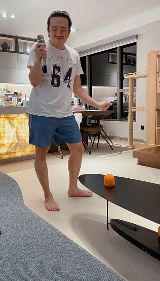 Ông xã Hari Won khiến khán giả bật cười với hình ảnh khi tránh dịch.