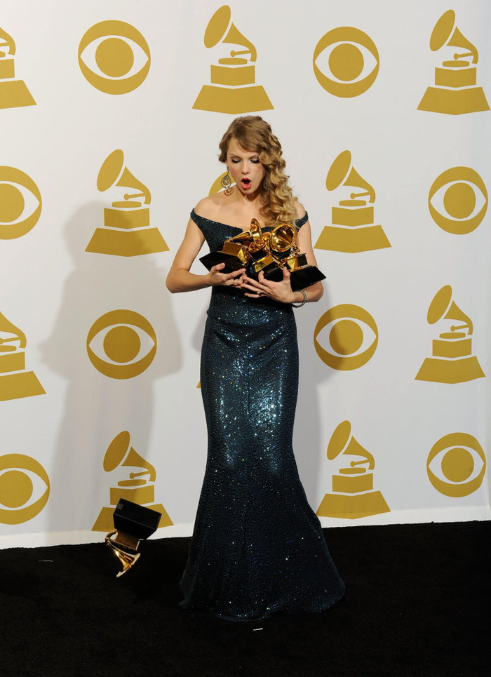 12 năm trước Taylor Swift cũng từng làm rơi một chiếc kèn vàng Grammy.