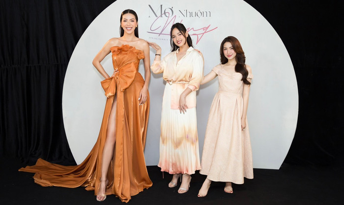 Đứng một mình thì xinh đẹp giật spotlight, chứ đứng cạnh mỹ nhân chân dài Minh Tú thì Hoà Minzy bỗng hoá thành người tí hon. 3 người nàng có màn đọ chiều cao.