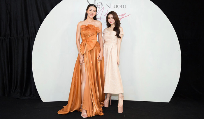 Tự tin tạo dáng cùng Minh Tú, Hoà Minzy ghi điểm bởi nét đẹp rạng rỡ, mặn mà.