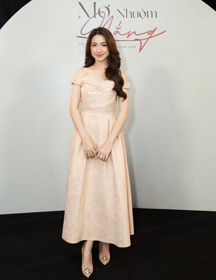 Ngay khi xuất hiện cô nàng gây chú ý với diện mạo xinh đẹp, rạng rỡ hậu chia tay bồ thiếu gia. Trong thiết kế nữ tính, sang trọng hình ảnh Hoà Minzy vô cùng mãn nhãn.