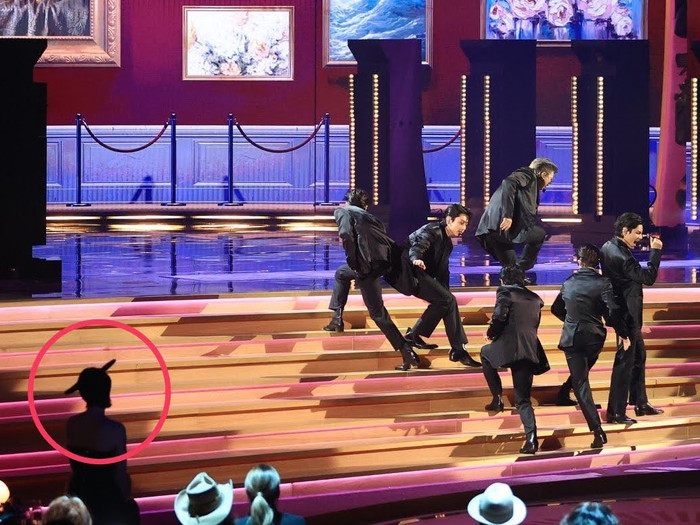 Halsey vẫn xem màn trình diễn của những người bạn thân BTS, mặc dù cô cảm thấy không khỏe Ảnh 7