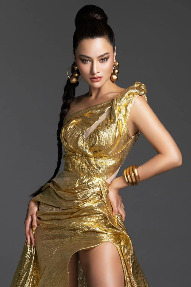 Vũ Thu Phương gần đây thường xuyên được dân mạng liên tục nhắc đến với lối catwalk trên nền nhạc 'cực trôi'