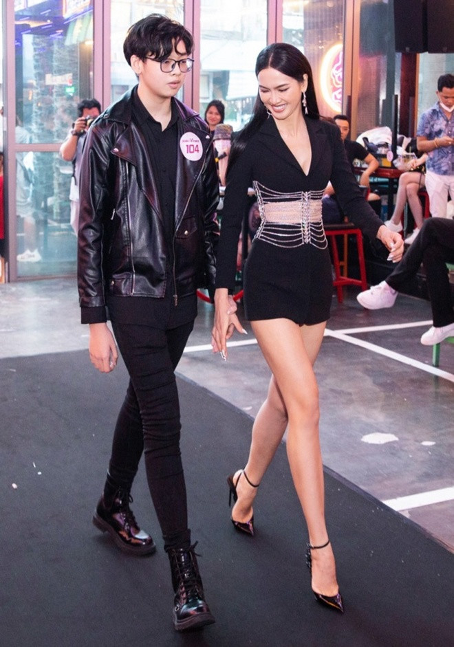 Ở tuổi 15, Tiểu Long đã sở hữu chiều cao ấn tượng là 1m84 cùng gu thời trang hiện đại và cá tính