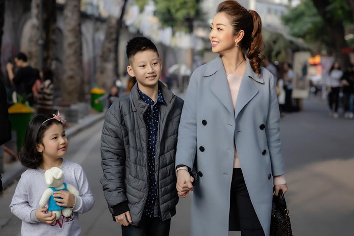 Trên trang cá nhân của Jenifer Phạm, hiếm khi thấy người đẹp đăng tải hình ảnh chụp chung cùng quý tử đầu lòng. Đây là hình ảnh cách đây 2 năm trước khi bé Bảo Nam xuất hiện chung một khung hình bên cạnh mẹ và em gái