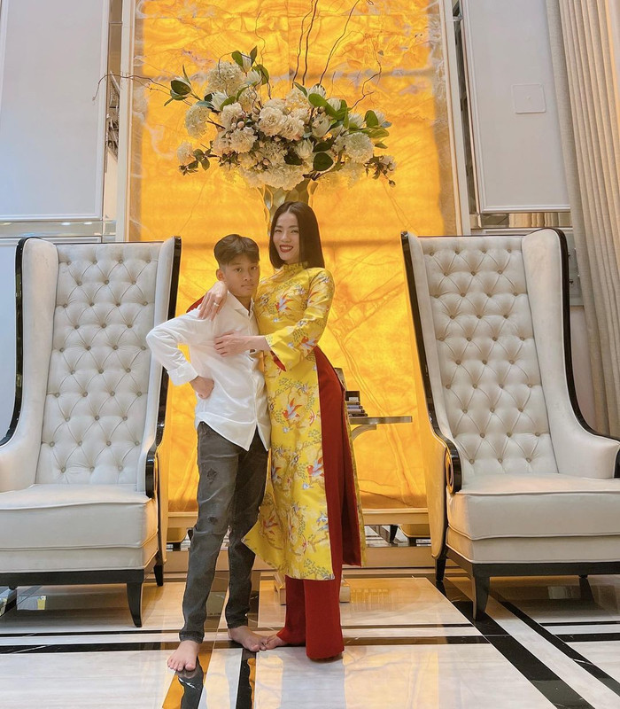 Tuy mới 12 tuổi nhưng hiện tại Kỳ Anh đã cao gần bằng mẹ