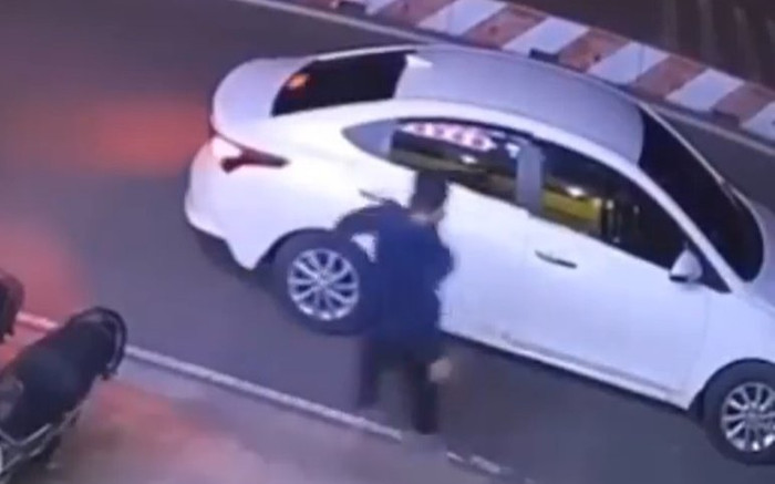 Bức xúc clip nam thanh niên chạy xe ô tô tiến thẳng vào quán cà phê trộm tài sản Ảnh 2