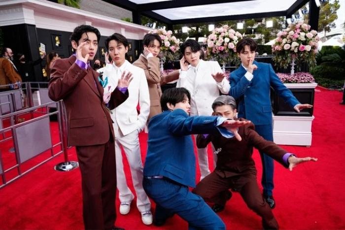 1 thành viên BTS gặp sự cố trên sóng trực tiếp Grammy 2022, cách xử lý khiến netizen hết lời khen ngợi Ảnh 5