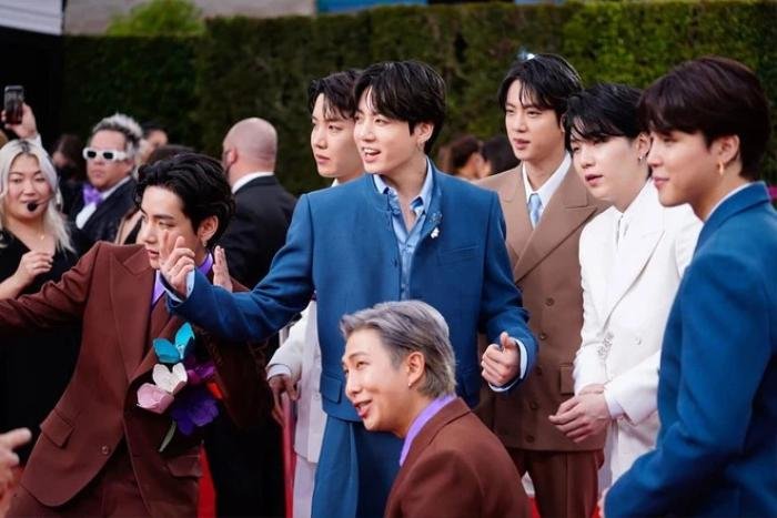 1 thành viên BTS gặp sự cố trên sóng trực tiếp Grammy 2022, cách xử lý khiến netizen hết lời khen ngợi Ảnh 4