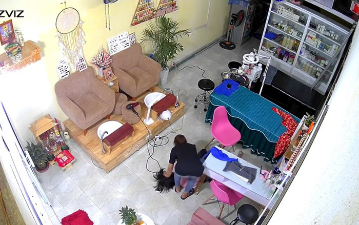 Clip: Vừa gội đầu xong, người phụ nữ bất ngờ ngã gục xuống sàn khiến chủ tiệm hoảng hốt hô hoán Ảnh 2