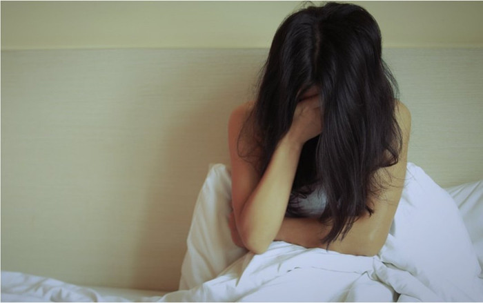 Tỉnh dậy trong trạng thái khỏa thân cạnh nam đồng nghiệp, cô gái xem điện thoại sốc với chuyện đã xảy ra Ảnh 2