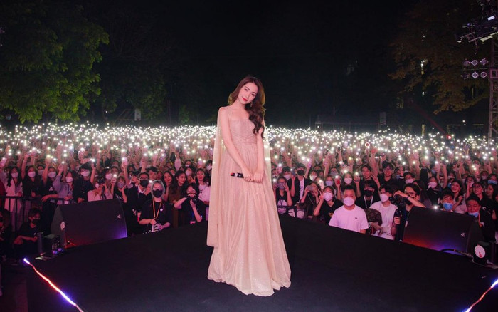 Hòa Minzy nức nở hát live, nhưng dân mạng lại than thở không nghe thấy giọng của nữ ca sĩ? Ảnh 2