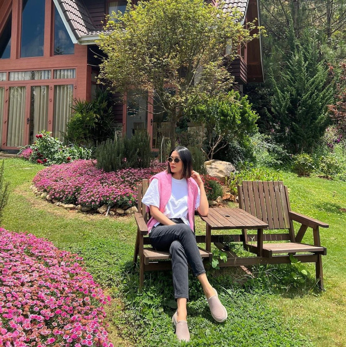 Người đẹp sử dụng mắt kính ở bất kỳ đâu? Vừa che đi đôi mắt mệt mỏi vừa trở nên thời thượng hơn.