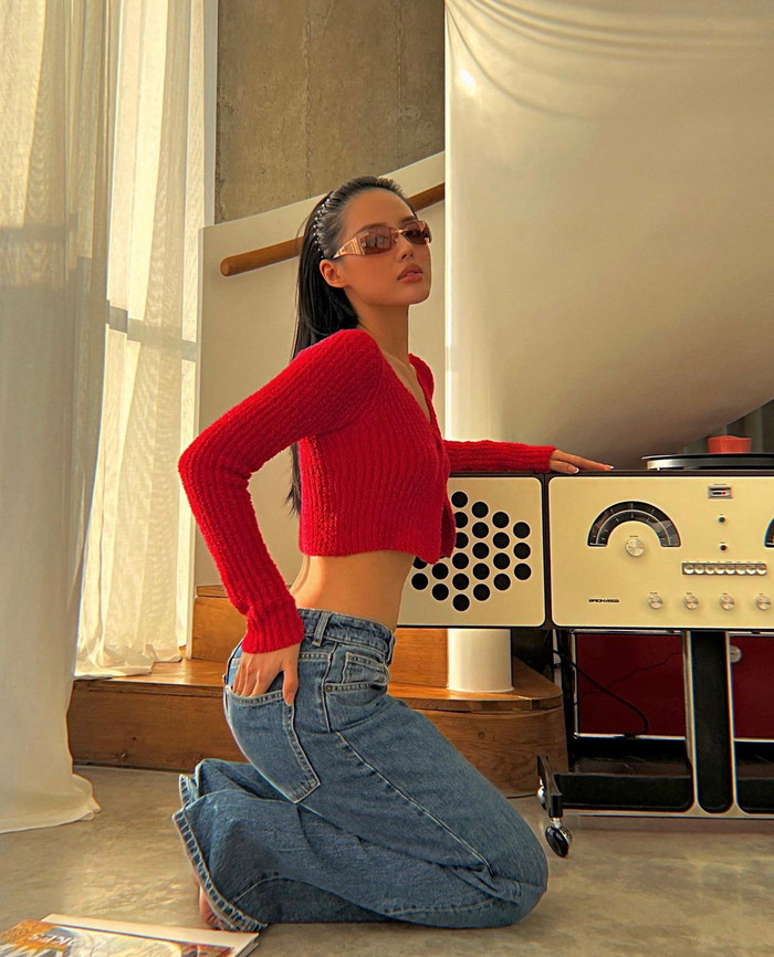  Muốn phối kiểu Y2K, nhiều lúc bạn không cần kết hợp quá nhiều thứ. Chiếc cardigan kèm theo quần jeans và mái tóc được cài vượt ngược ra phía sau đã khiến bạn quay về năm 2000. 