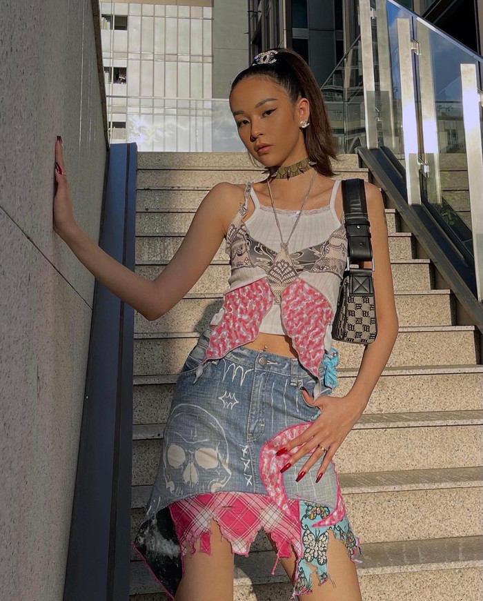 Kiểu cột tóc đuôi ngựa, váy jean, áo croptop và túi xách kẹp nách khiến Phí Phương Anh hệt như một mean girl chính hiệu