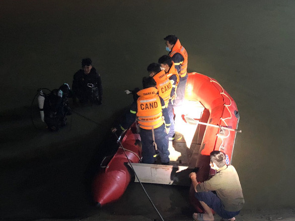 Lực lượng công an và đội cứu hộ nỗ lực tìm kiếm nạn nhân đuối nước trong đêm. (Ảnh: Tuổi Trẻ Online) 
