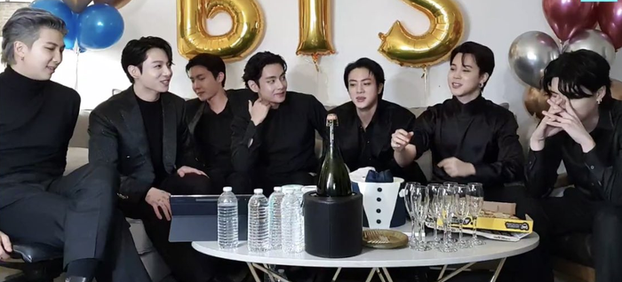 BTS trong buổi livestream gần đây.