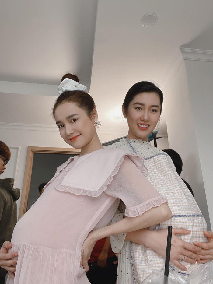 Nhã Phương và Thúy Ngân đều để lộ vòng 2 to bất thường.